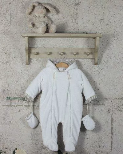 süßer Baby Schneeanzug