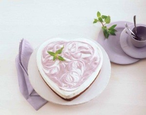 romantischer Kuchen in Herzform, schön verziertr Valentinstag