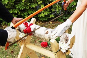 Hochzeitsspiel - Baumstamm sägen