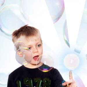 Haltbare Seifenblasen zum Anfassen - erfreut jedes Kind