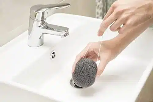 Konjac Schwamm im Wasser abspülen