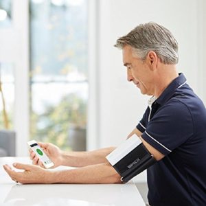 Kabelloses Blutdruckmessgerät in Benutzung