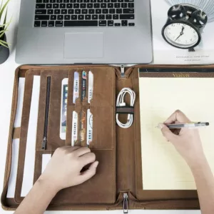 Persönliche Aktenmappe. Praktischer Begleiter für's Büro mit eigenen Initialen