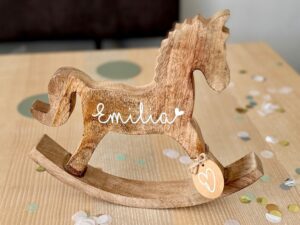 Holzpferd mit Gravur