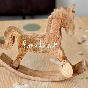 Holzpferd mit Gravur