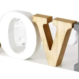 Deko-Buchstaben „LOVE“