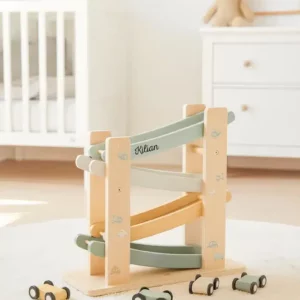 Personalisierte Kugelbahn aus Holz mit Autos