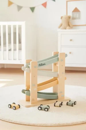 Personalisierte Kugelbahn aus Holz mit Autos