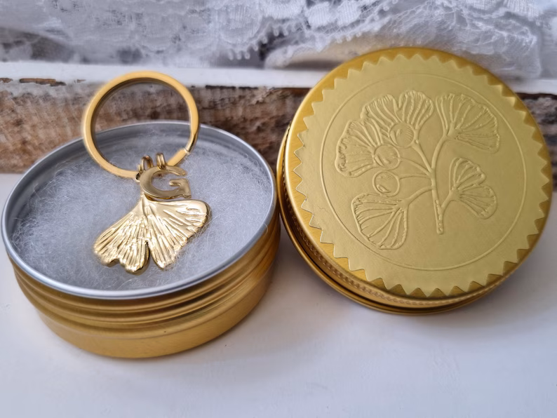 Anhänger mit vergoldetem Ginkgoblatt