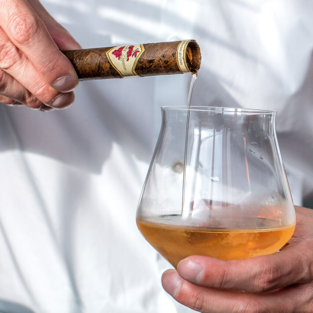 Zigarre gefüllt mit Brandy