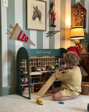Holz-Parkgarage für Spielzeugautos – Personalisiert und nachhaltig.