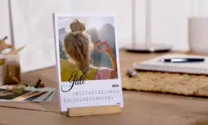 Tischkalender mit Holzaufsteller